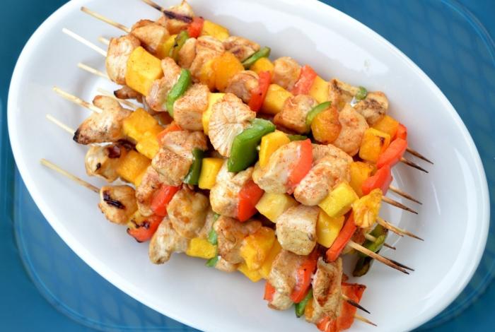 Shish kebab จากอกไก่ - อาหารกลางวันเบา ๆ ปรุงสุกบนถ่าน