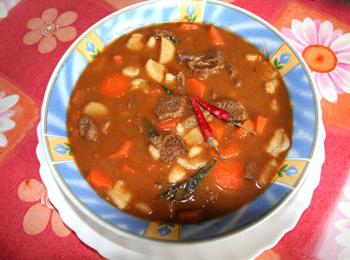 Hungarian goulash: สูตรคลาสสิกและการอ่านสมัยใหม่