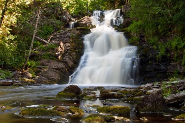 น้ำตกของ Karelia - ความงามของธรรมชาติในรัสเซีย