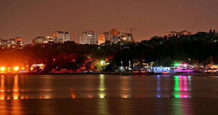 บีชคลับสมบัติเกาะบนชายหาดในโอเดสซา